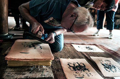 Tourists learn how to make Dong Ho painting. Photo: Hoang Ngoc Thach